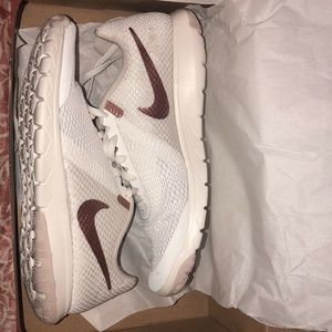 Woman’s Nike flex experience RN 6